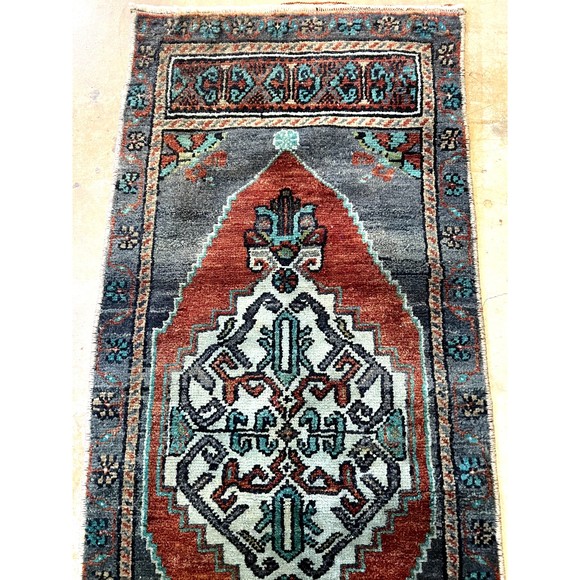 Vintage Turkish Anatolian 100% Wool Handwoven 1'7 x 3'8 feet Carpet Prayer Rug - Picture 2 of 4